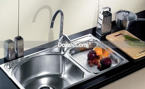 What to do if the kitchen sink is clogged_Pour boiling water into the sink to solve the oil clog_Kitchen sewer oil clog