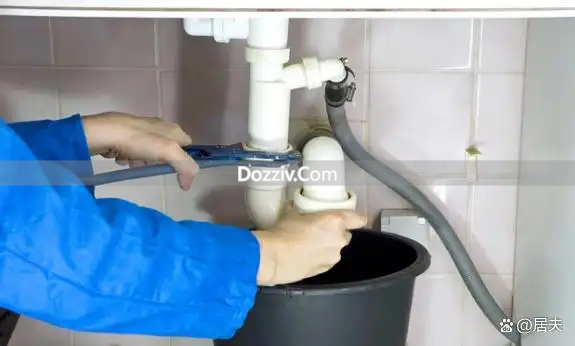 Techniques for unblocking sewers with dishwashing liquid and white vinegar